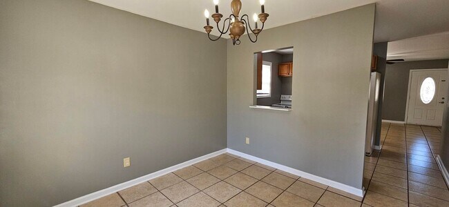 Building Photo - Single Family Home w/ Fenced in Backyard