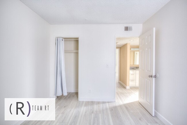 Building Photo - Gorgeous townhouse in a quiet 6-unit gated complex