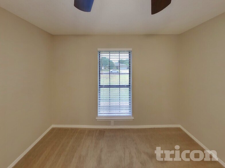 Building Photo - 721 Parkview Dr