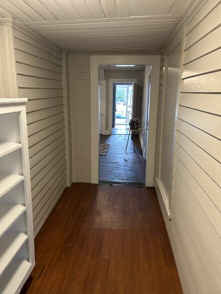 Building Photo - 927 S Jackson St