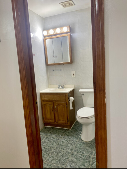 Bathroom with Shower/tub - 541 47th St