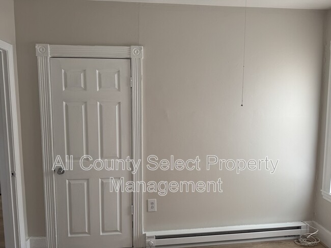 Building Photo - 143 S Elm St