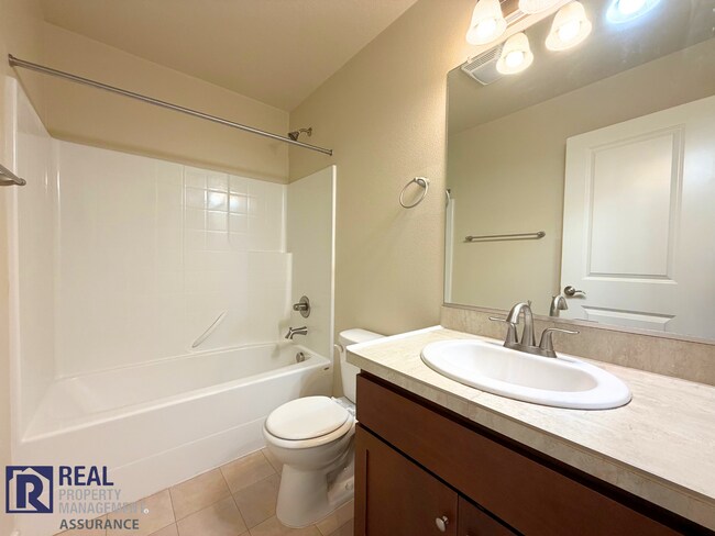 Building Photo - Modern Beaverton 3BR/3BA Townhome with Garage Near Nike & Intel