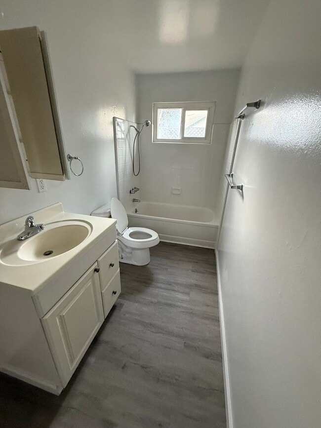 Building Photo - Charming 2x1 With Attached Garage & Backyard!