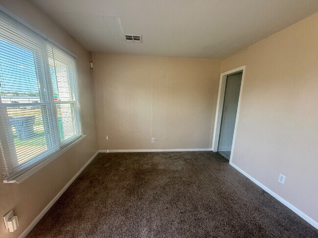 Building Photo - 2 Bed, 1 Bath Home in OKC – $950/month