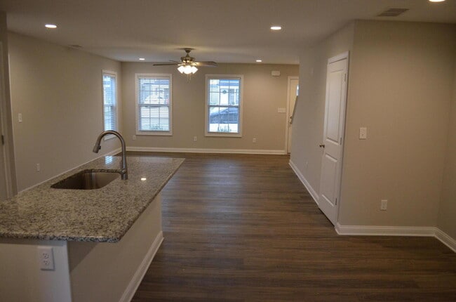 Building Photo - 4007 Ruby Rose Rd