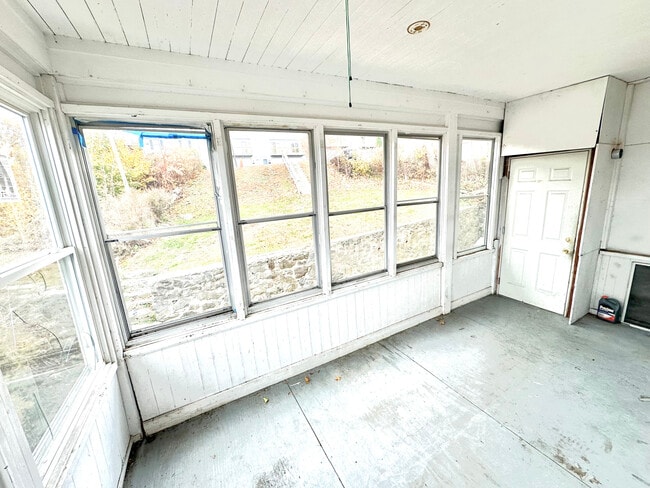 Building Photo - 1019 W Main St