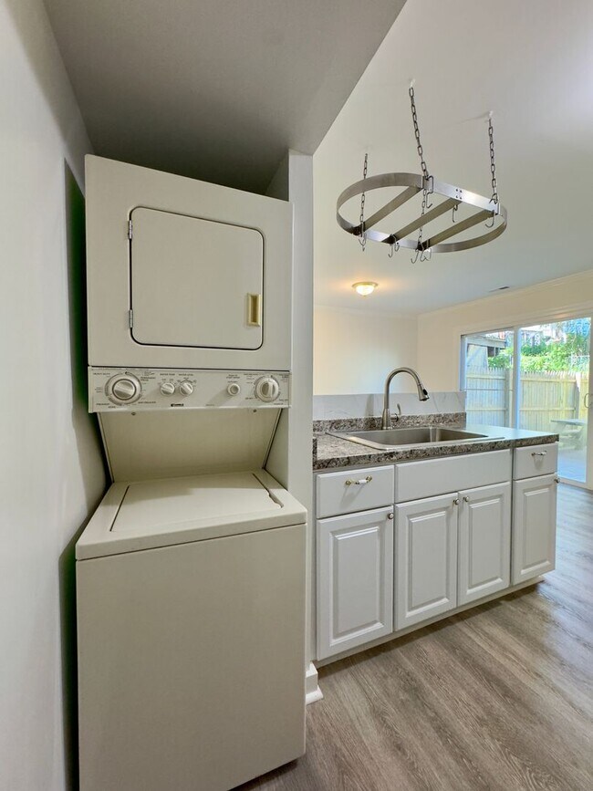 Building Photo - Charming 3Bed/1.5Bath Townhome in Rosedale