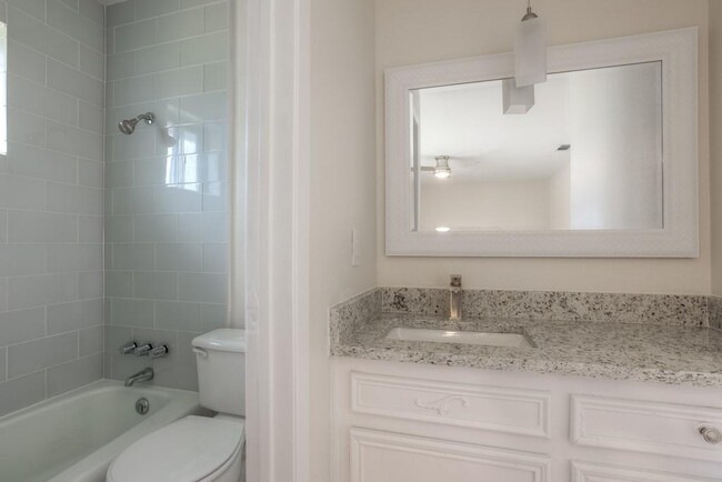 Building Photo - 2503 Versailles Dr
