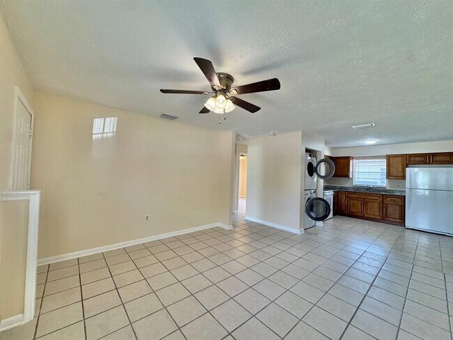 Building Photo - 10015 N Aster Ave