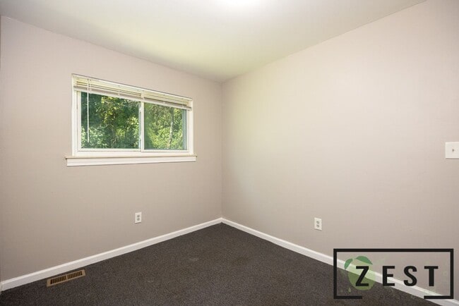 Building Photo - 3 BED 1 BATH HOME