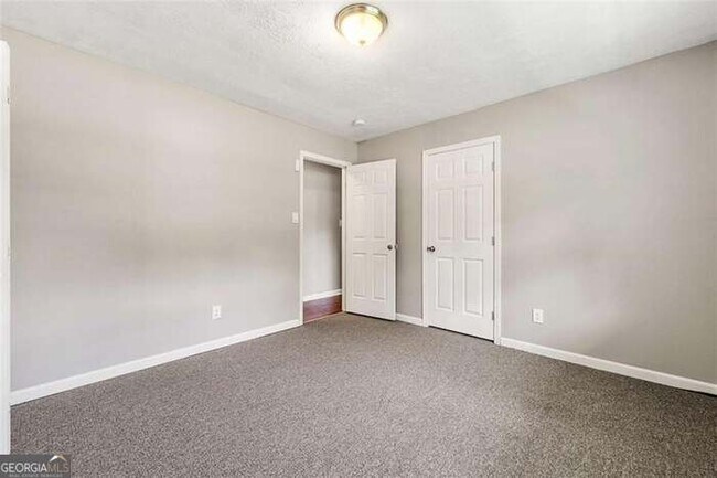 Building Photo - 3027 Lakeridge Dr SE