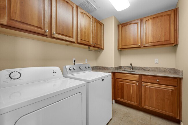 Building Photo - 233 E Fountain Blvd