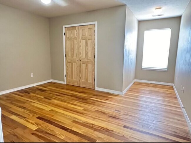 Building Photo - This 3 Bedroom Basement Duplex in Ozark is...