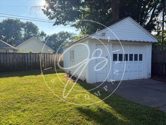 Building Photo - Close to University of Toledo 4 bedroom 2 bathroom home.