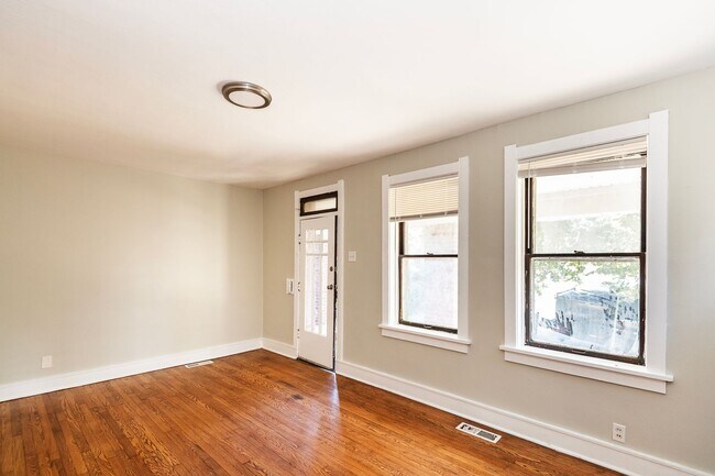 Building Photo - 4926 Winona Ave