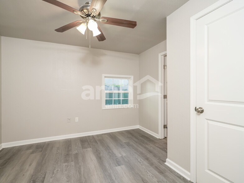 Building Photo - 513 N Sweet Gum Ave