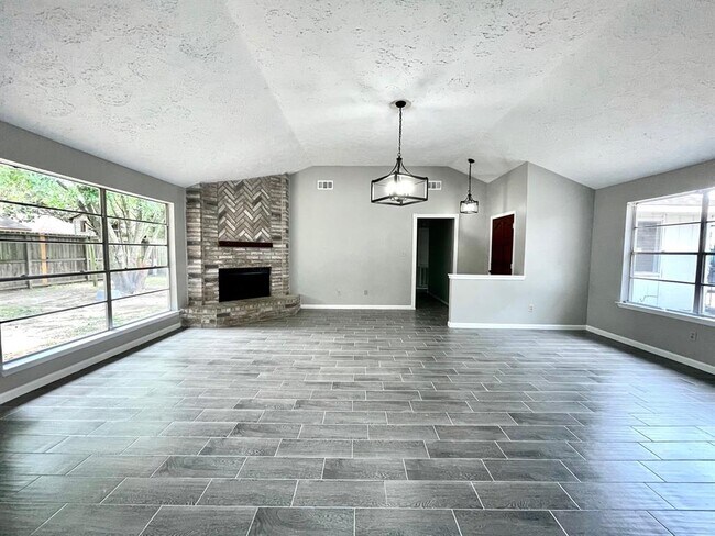 Building Photo - 10310 Oak Acres Dr