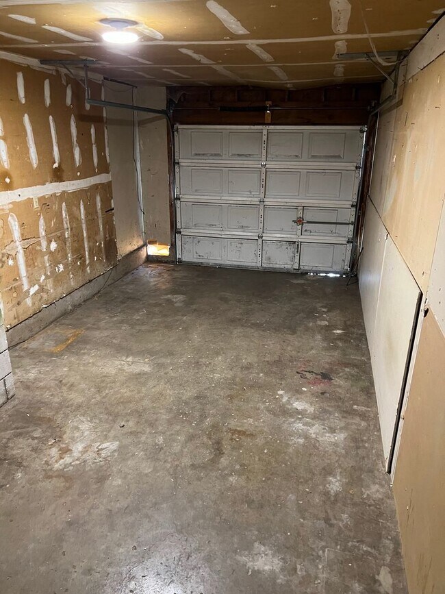 Building Photo - 2 Bedroom 1 Bathroom Duplex in Springfield