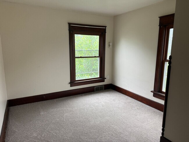 Building Photo - Updated 3-4 Bedroom House