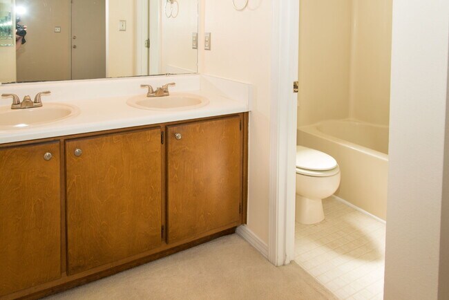 Building Photo - "Charming 3-Bedroom Retreat with 2 Full Baths in Mary Esther, FL!"
