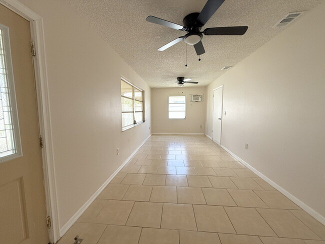 Building Photo - "Charming 2-Bedroom, 2-Bath Oasis with 1400 Sq Ft of Comfort in Port Richey!"
