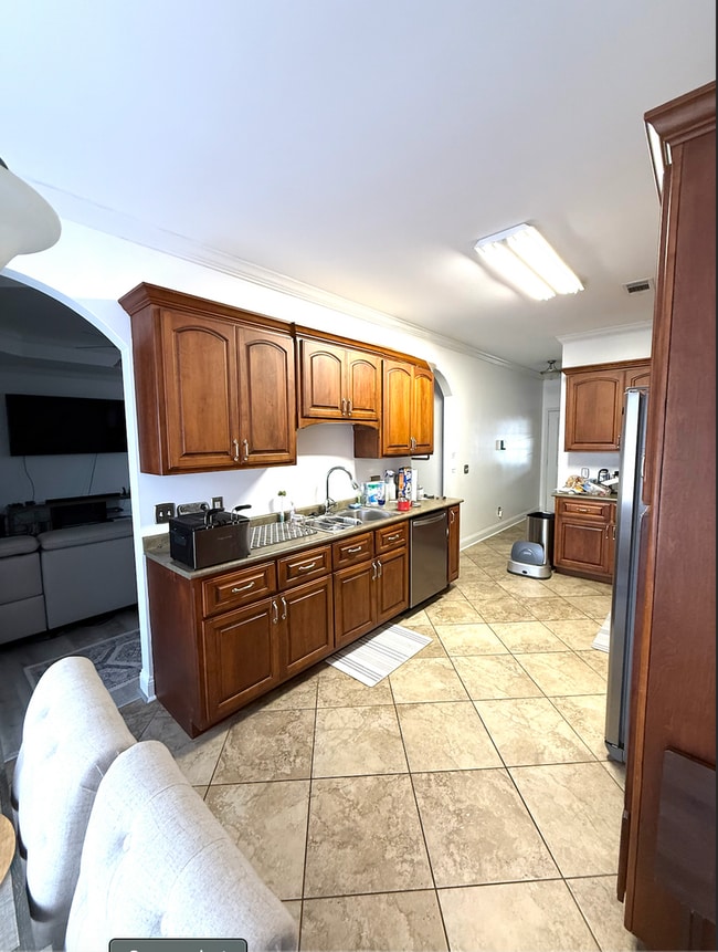 Building Photo - 4 bedroom 2.5 bath home