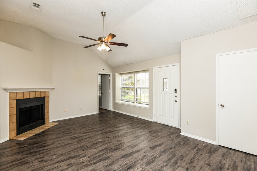Building Photo - 4702 Waxwing Dr