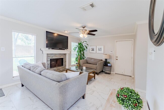 Building Photo - 3022 Norwich St