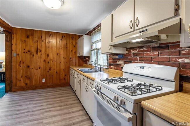 Building Photo - 319 Wheatfield St