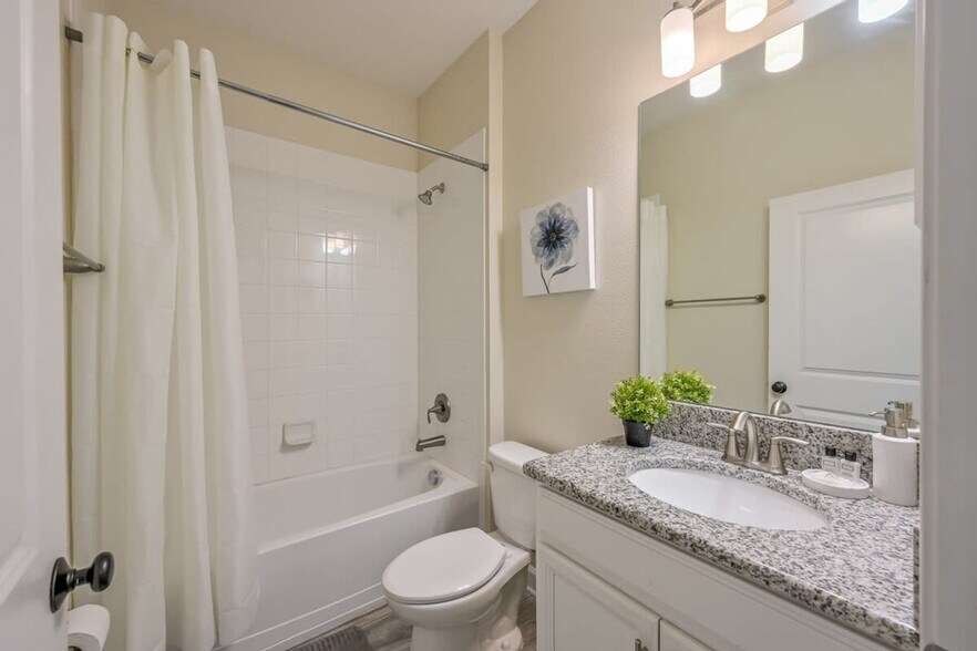 Building Photo - 4789 Kings Castle Cir