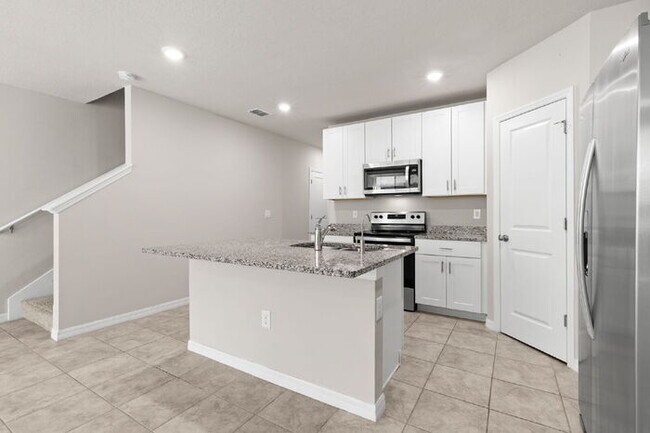 Building Photo - Town Home For Rent in Brandon with TONS OF UPGRADES!
