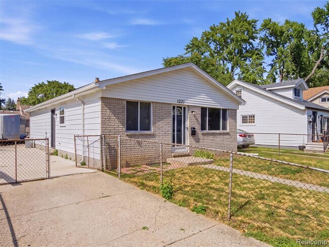 Building Photo - 1221 E Granet Ave
