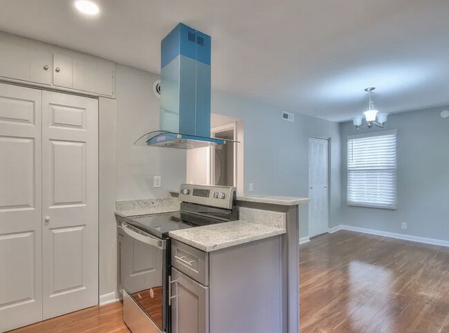 Building Photo - Newly Renovated 3-Bedroom in Hickory Valley Condos, Community Pool and Pet Friendly!