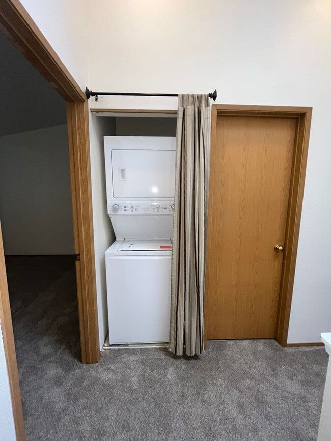 Building Photo - 447 - Townhome in Spectacular Location, 1 Car Attached Garage