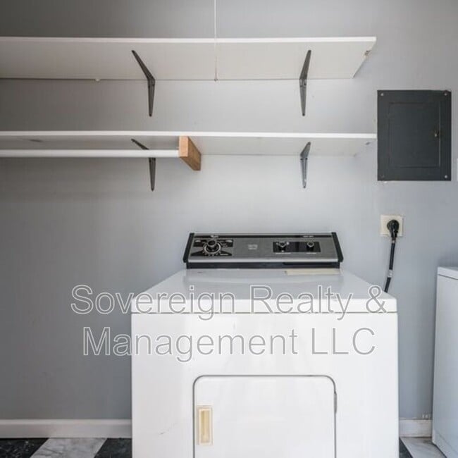 Building Photo - 4085 Kenora Dr SW