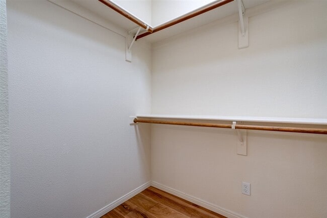 Building Photo - 2 bedroom, 2 bathroom home in Victorian Es...