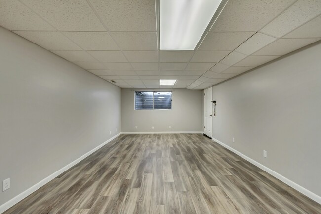 Building Photo - 927 E 200 S St