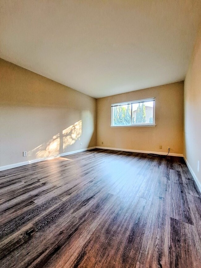 Building Photo - Charming 2bd Duplex With Private Yard & Garage