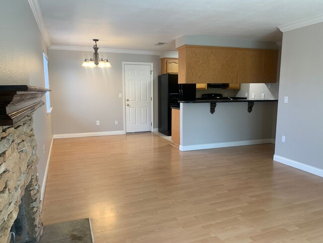 Building Photo - 3bed 2bath available in Rosemont! Pet frie...