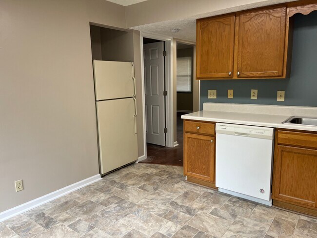 Building Photo - 480 E Red Bud Rd