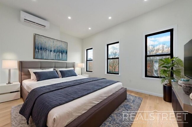 Building Photo - 3 bedroom in BROOKLYN NY 11207