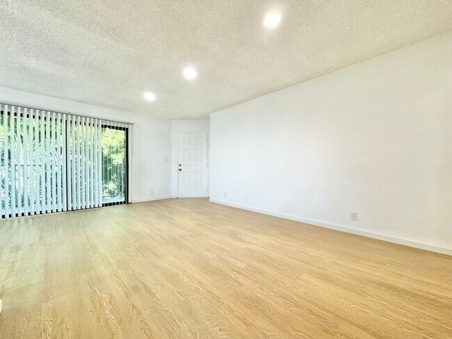 Building Photo - 6561 Fulton Ave
