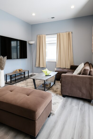 Building Photo - 663 1st Ln