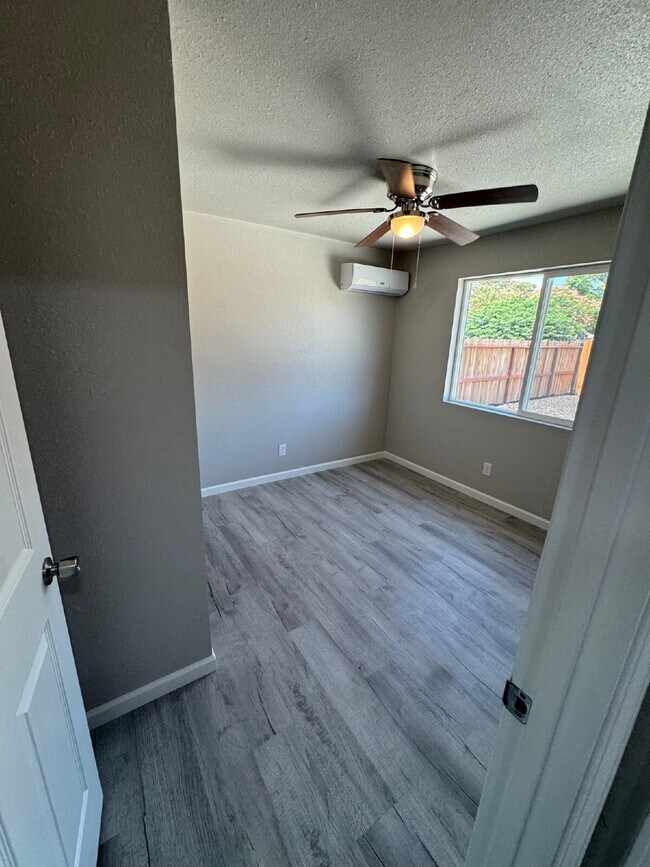 Building Photo - Now Available – Renovated 2 Bed / 1 Bath A...