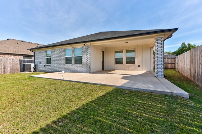 Building Photo - 20150 Park Ln