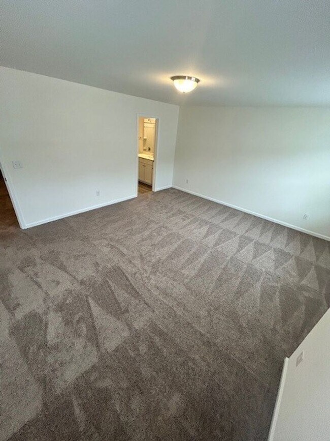 Building Photo - Limited Time Offer: First Full Month Rent-...