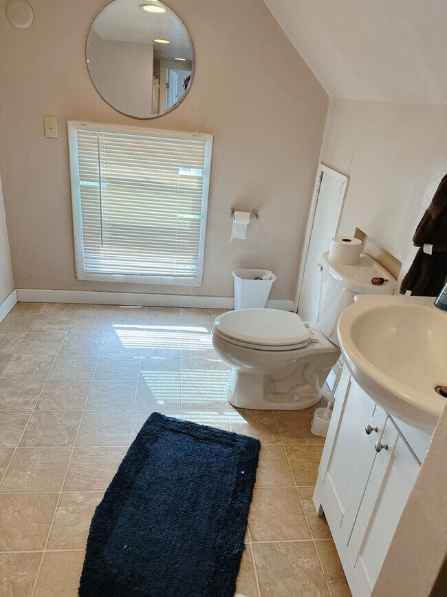 Building Photo - PRELEASE: 4bd/2ba next to Aslan Brewing Downtown