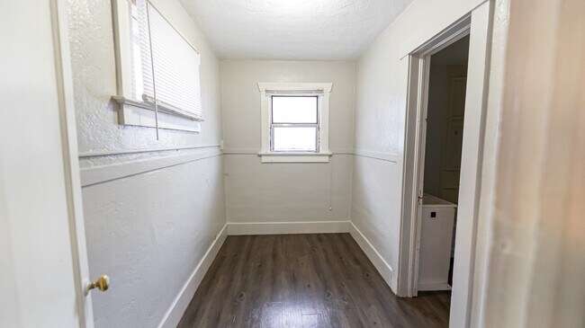 Building Photo - 725 N 10th Ave