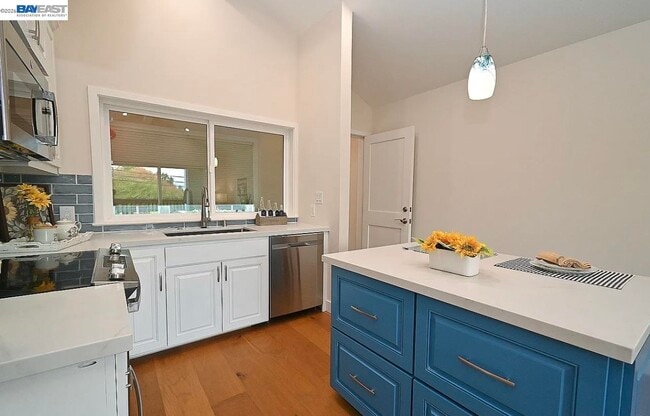 Building Photo - 3856 Vineyard Ave
